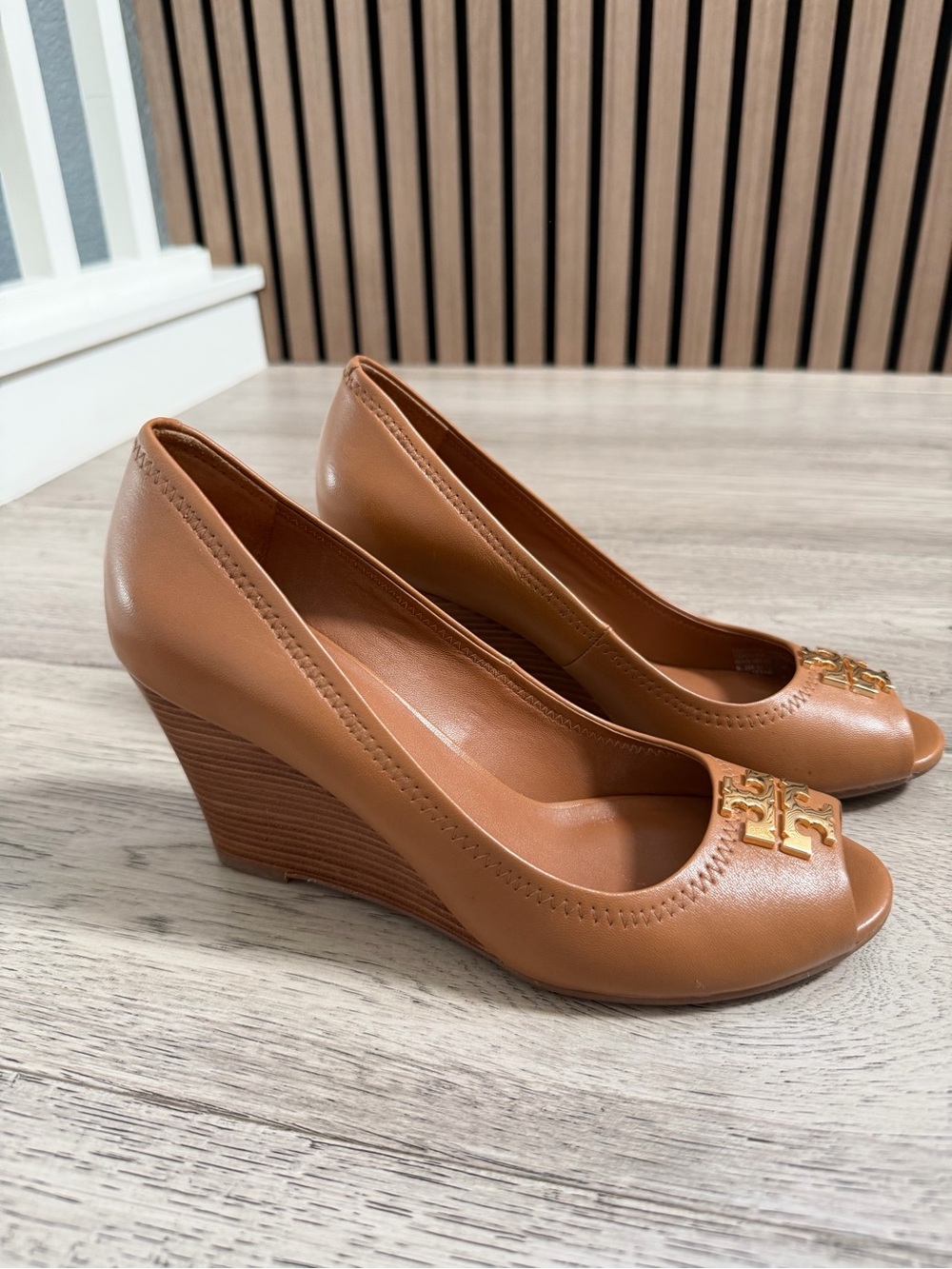 Tory Burch Laura 85 mm Royal Tan Open-Toe wedge Heels with Gold Logo 6.5 - Picture 2 of 13